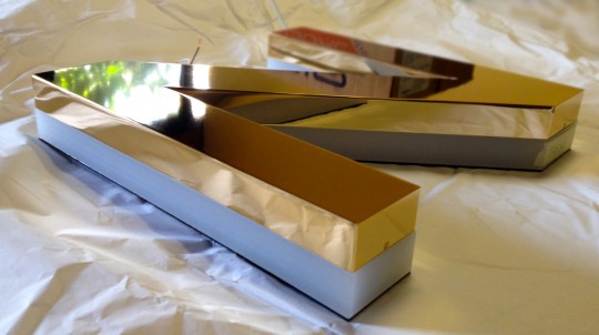 Lettere luminose scatolate in ottone bagno oro 24K